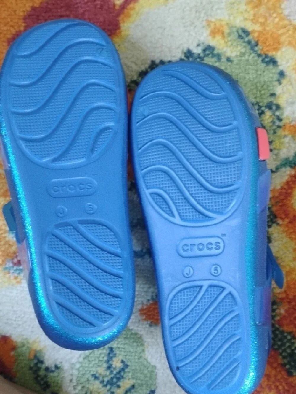 CROCS Girls Blue Snow White Sandals with Red Bow and Apple Charm, J5